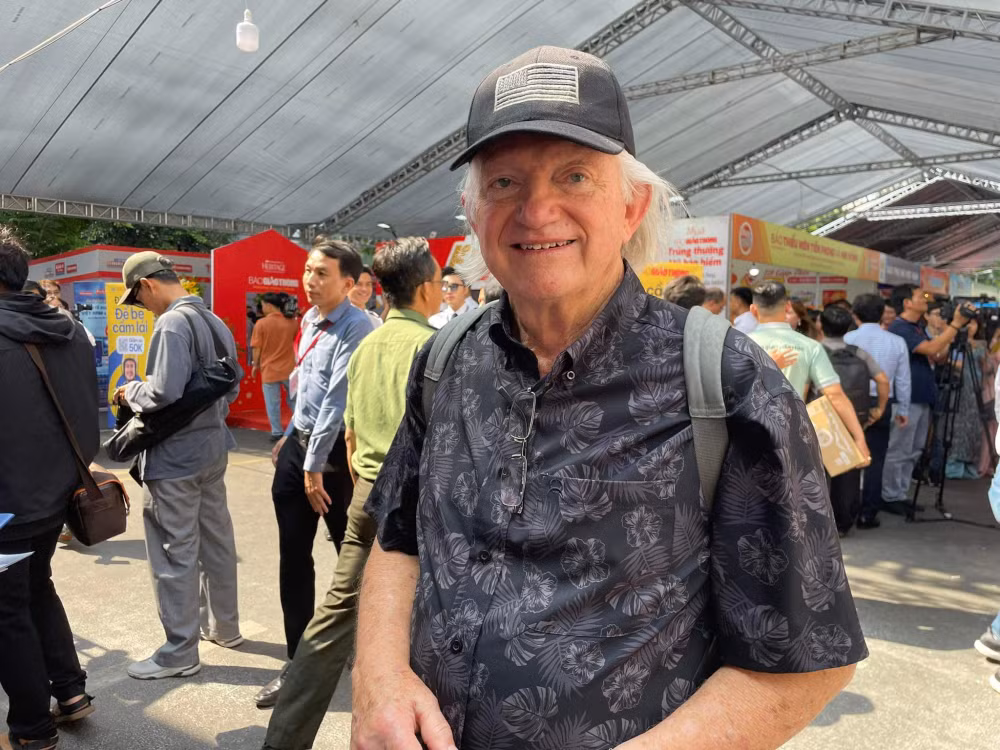 Ông Mike, một du khách nước ngoài đến Thành phố Hồ Chí Minh, bày tỏ ấn tượng với không khí nô nức nhưng vô cùng thân thiện tại các gian trưng bày báo chí tại đây. Ông Mike, một du khách nước ngoài đến Thành phố Hồ Chí Minh, bày tỏ ấn tượng với không khí nô nức nhưng vô cùng thân thiện tại các gian trưng bày báo chí tại đây.