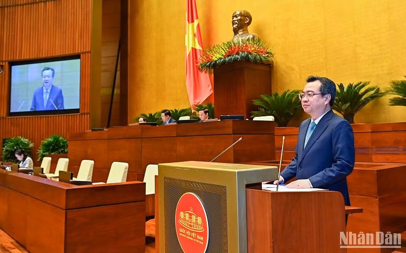 Bộ trưởng Xây dựng Nguyễn Thanh Nghị trình bày tờ trình của Chính phủ về dự án Luật Nhà ở (sửa đổi). (Ảnh: DUY LINH)