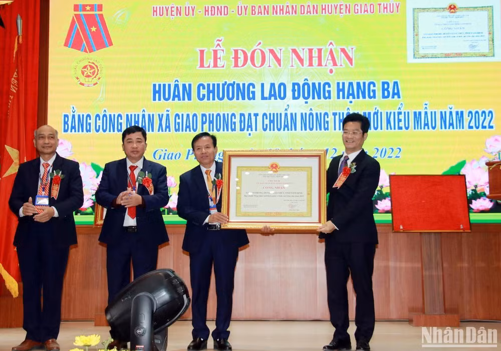 Đồng chí Trần Anh Dũng trao Bằng công nhận xã đạt chuẩn nông thôn mới kiểu mẫu, giai đoạn 2021-2025 cho đại diện Đảng bộ, chính quyền và nhân dân xã Giao Phong.