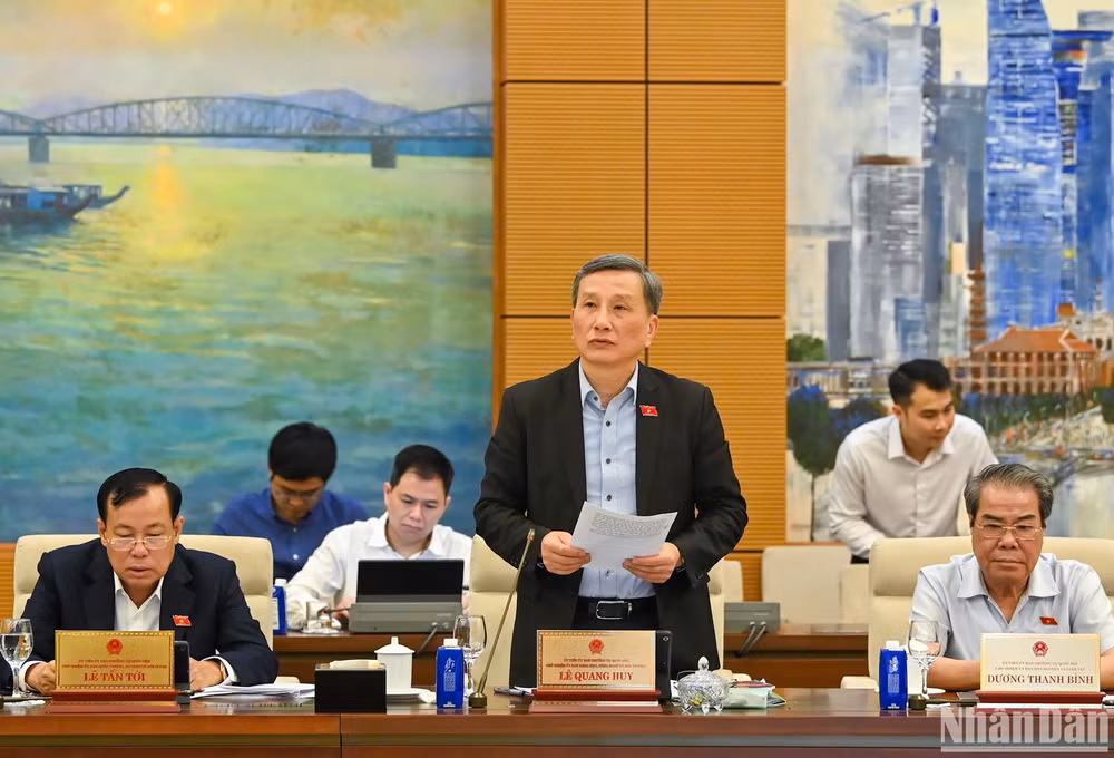 Chủ nhiệm Ủy ban Khoa học, Công nghệ và Môi trường của Quốc hội Lê Quang Huy trình bày báo cáo thẩm tra. (Ảnh: DUY LINH)