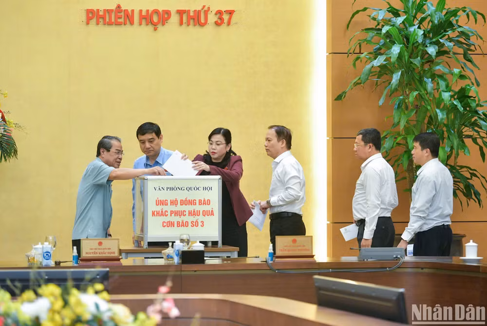 Các Ủy viên Ủy ban Thường vụ Quốc hội ủng hộ đồng bào khắc phục hậu quả cơn bão số 3. (Ảnh: DUY LINH) Các Ủy viên Ủy ban Thường vụ Quốc hội ủng hộ đồng bào khắc phục hậu quả cơn bão số 3. (Ảnh: DUY LINH)