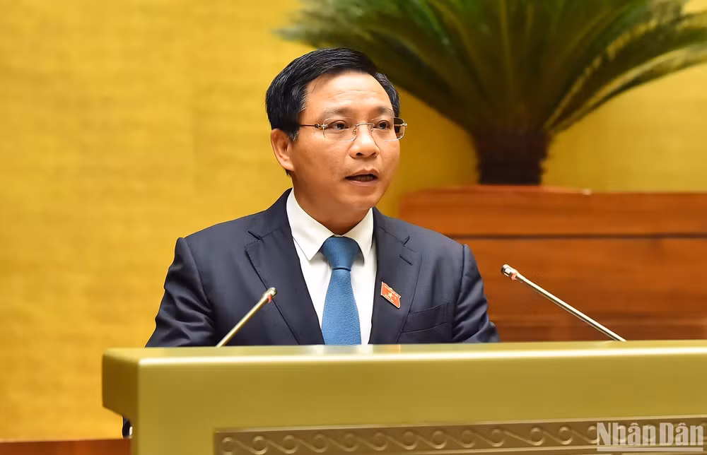 Bộ trưởng Giao thông Vận tải Nguyễn Văn Thắng trình bày tờ trình về dự án Luật Đường bộ. (Ảnh: THỦY NGUYÊN)
