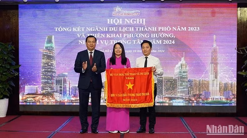 Sở Du lịch Thành phố Hồ Chí Minh nhận Cờ thi đua của Bộ Văn hóa, Thể thao và Du lịch. Sở Du lịch Thành phố Hồ Chí Minh nhận Cờ thi đua của Bộ Văn hóa, Thể thao và Du lịch.