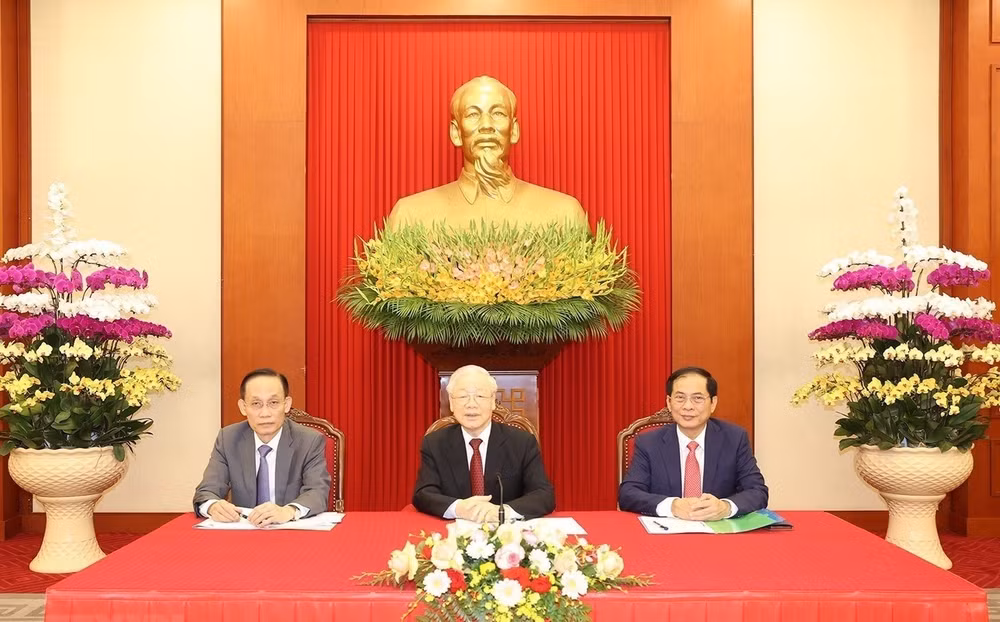 Tổng Bí thư Nguyễn Phú Trọng, Trưởng Ban Đối ngoại Trung ương Lê Hoài Trung và Bộ trưởng Ngoại giao Bùi Thanh Sơn tại cuộc điện đàm với Tổng thống Pháp Emmanuel Macron. (Ảnh: TTXVN)