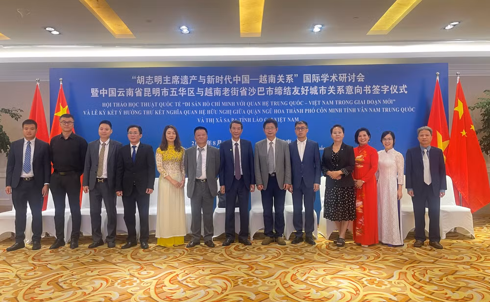 Tổng Lãnh sự quán Việt Nam tại Côn Minh cùng đại diện cộng đồng Việt Kiều, cộng đồng doanh nghiệp tham dự Hội thảo. Tổng Lãnh sự quán Việt Nam tại Côn Minh cùng đại diện cộng đồng Việt Kiều, cộng đồng doanh nghiệp tham dự Hội thảo.