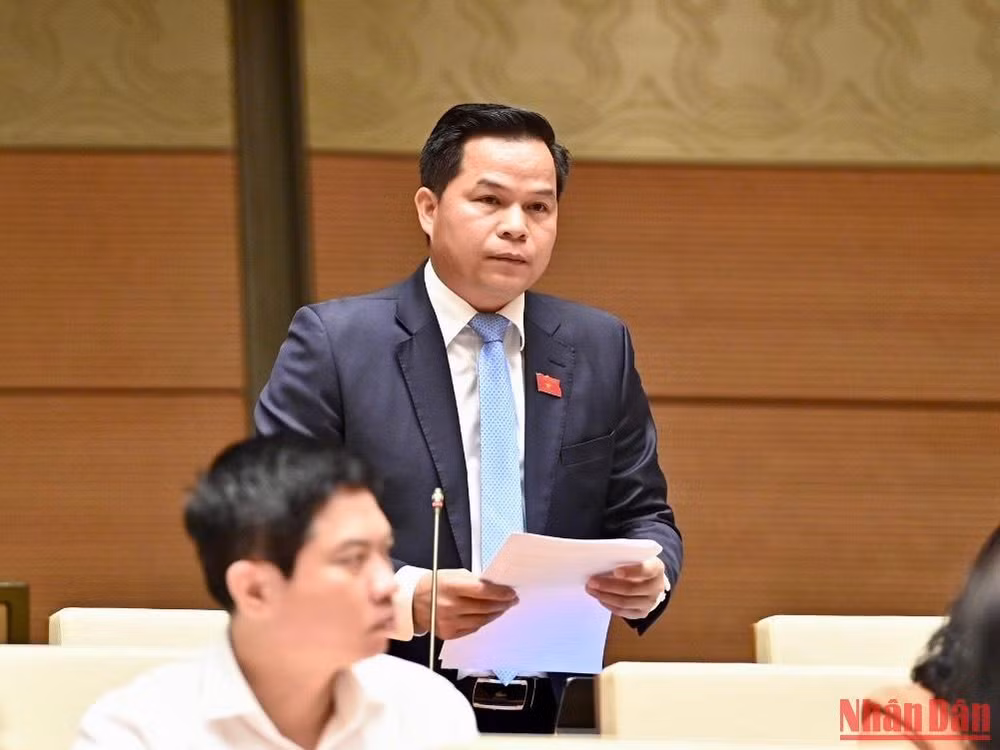 Đại biểu Bế Minh Đức (đoàn Cao Bằng) phát biểu ý kiến tại phiên họp. Ảnh: ĐĂNG KHOA