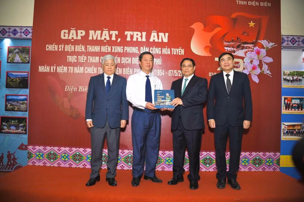 Tại buổi gặp mặt, tri ân chiến sĩ Điện Biên, tại TP Điện Biên Phủ, PGS, TS Vũ Trọng Lâm, Giám đốc-Tổng Biên tập Nhà xuất bản Chính trị quốc gia Sự thật trao tặng Thủ tướng Chính phủ Phạm Minh Chính bộ sách "Võ Nguyên Giáp - Vị tướng của nhân dân".