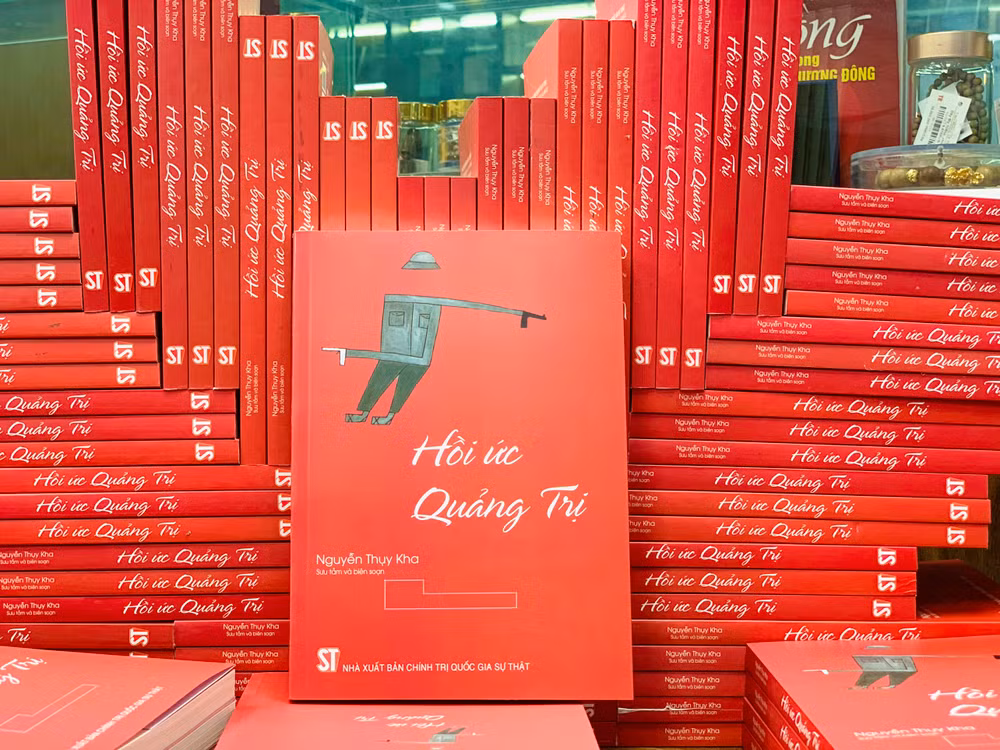 Cuốn sách khắc họa sinh động sự tàn khốc của 81 ngày đêm trận chiến Thành cổ Quảng Trị qua những trang nhật ký, hồi ký chiến trường của hai người lính trực tiếp đối đầu nhau ở hai bên chiến tuyến. Cuốn sách khắc họa sinh động sự tàn khốc của 81 ngày đêm trận chiến Thành cổ Quảng Trị qua những trang nhật ký, hồi ký chiến trường của hai người lính trực tiếp đối đầu nhau ở hai bên chiến tuyến.