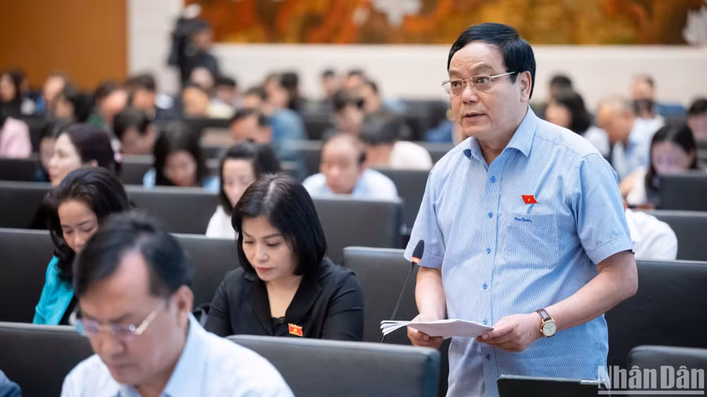 Đại biểu Hoàng Đức Thắng (đoàn Quảng Trị) phát biểu. (Ảnh: DUY LINH)