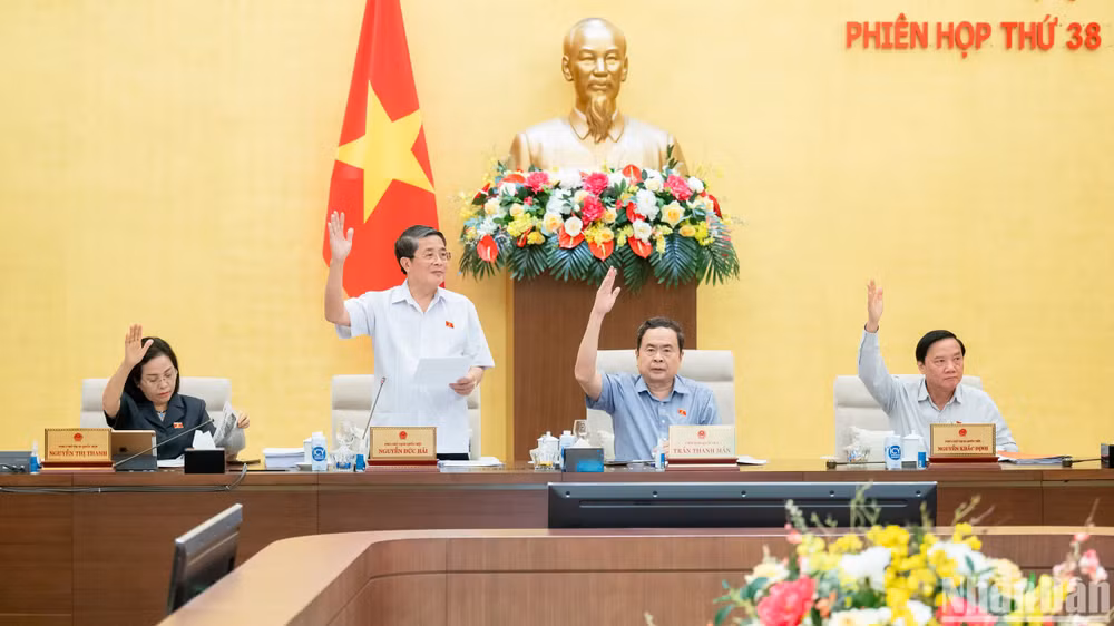 100% Ủy viên Ủy ban Thường vụ Quốc hội nhất trí với việc điều chỉnh kế hoạch đầu tư công nguồn ngân sách trung ương năm 2024. (Ảnh: DUY LINH)