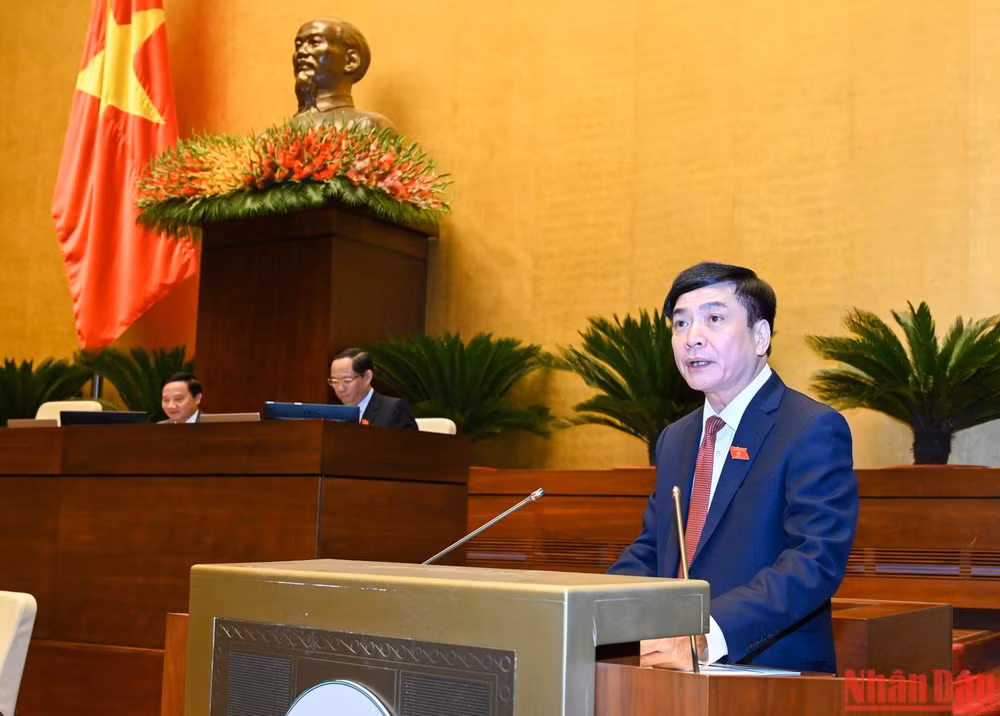 Tổng Thư ký Quốc hội, Chủ nhiệm Văn phòng Quốc hội Bùi Văn Cường trình bày Báo cáo giải trình, tiếp thu, chỉnh lý dự thảo Nghị quyết. (Ảnh: DUY LINH) Tổng Thư ký Quốc hội, Chủ nhiệm Văn phòng Quốc hội Bùi Văn Cường trình bày Báo cáo giải trình, tiếp thu, chỉnh lý dự thảo Nghị quyết. (Ảnh: DUY LINH)