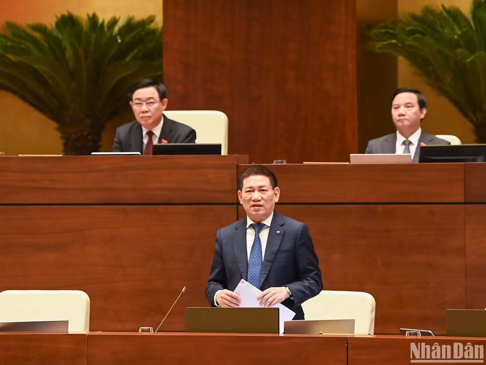 Bộ trưởng Tài chính Hồ Đức Phớc trả lời chất vấn của đại biểu Quốc hội tại Phiên họp thứ 31 của Ủy ban Thường vụ Quốc hội sáng 18/3. (Ảnh: DUY LINH)