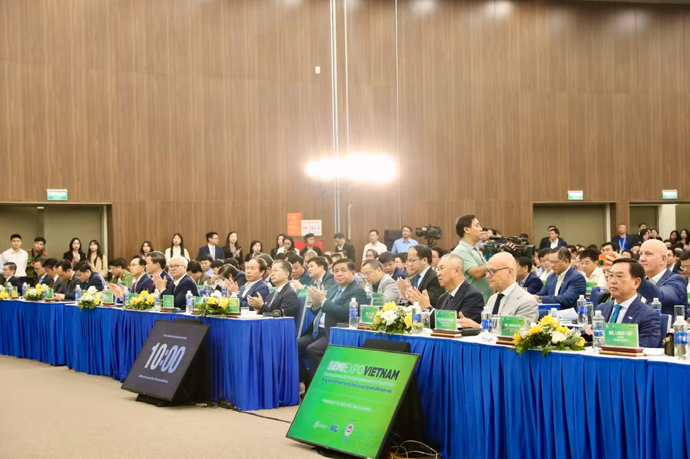 Các đại biểu dự khai mạc Triển lãm SEMIExpo Vietnam 2024. Các đại biểu dự khai mạc Triển lãm SEMIExpo Vietnam 2024.