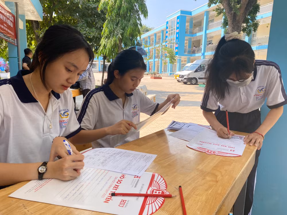 Thí sinh đăng ký hồ sơ xét tuyển vào HIU năm học 2023-2024.