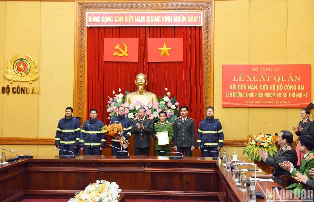 Bộ trưởng Công an Tô Lâm trao Quyết định cử đoàn công tác thực hiện nghĩa vụ quốc tế tại Thổ Nhĩ Kỳ. (Ảnh: THÀNH ĐẠT)