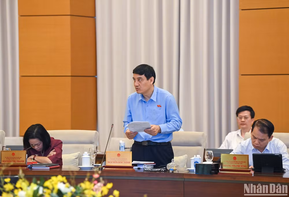 Chủ nhiệm Ủy ban Văn hóa, Giáo dục của Quốc hội Nguyễn Đắc Vinh trình bày báo cáo thẩm tra tại phiên họp. (Ảnh: DUY LINH) Chủ nhiệm Ủy ban Văn hóa, Giáo dục của Quốc hội Nguyễn Đắc Vinh trình bày báo cáo thẩm tra tại phiên họp. (Ảnh: DUY LINH)