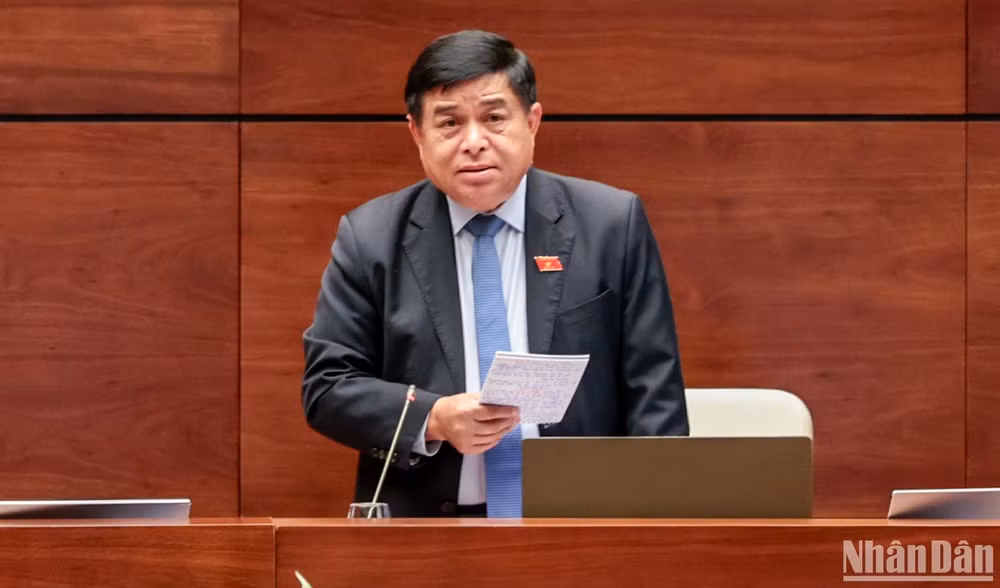 Bộ trưởng Kế hoạch và Đầu tư Nguyễn Chí Dũng phát biểu giải trình, làm rõ một số vấn đề đại biểu Quốc hội nêu trong phiên thảo luận chiều 25/5. (Ảnh: DUY LINH)