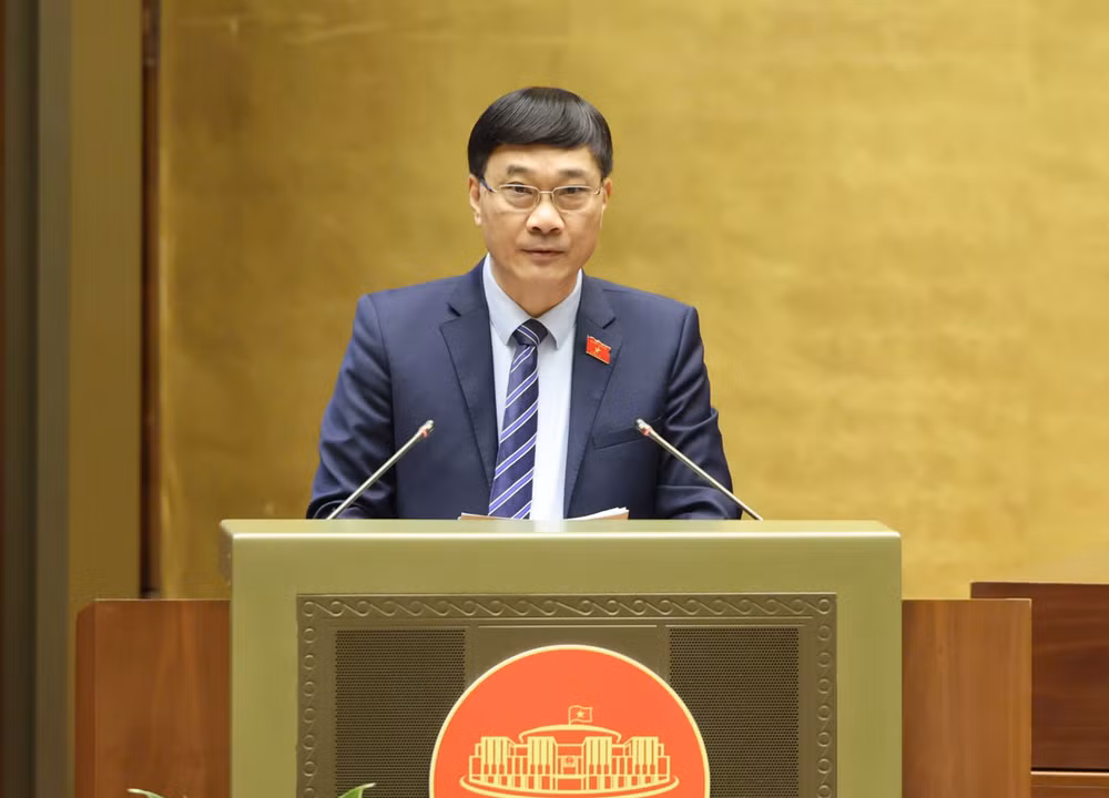 Chủ nhiệm Ủy ban Kinh tế Vũ Hồng Thanh trình bày báo cáo thẩm tra. (Ảnh: DUY LINH) Chủ nhiệm Ủy ban Kinh tế Vũ Hồng Thanh trình bày báo cáo thẩm tra. (Ảnh: DUY LINH)