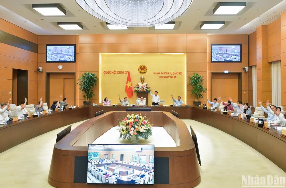 Ủy ban Thường vụ Quốc hội biểu quyết thống nhất bổ sung dự án Luật sửa đổi, bổ sung một số điều của Luật Bảo hiểm y tế vào Chương trình xây dựng luật, pháp lệnh năm 2024. (Ảnh: DUY LINH) Ủy ban Thường vụ Quốc hội biểu quyết thống nhất bổ sung dự án Luật sửa đổi, bổ sung một số điều của Luật Bảo hiểm y tế vào Chương trình xây dựng luật, pháp lệnh năm 2024. (Ảnh: DUY LINH)