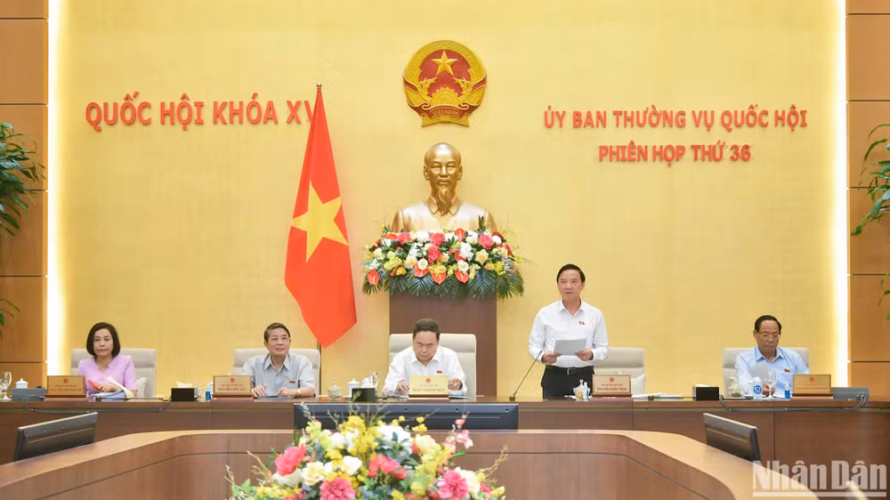 Phó Chủ tịch Quốc hội Nguyễn Khắc Định điều hành nội dung phiên họp chiều 22/8. (Ảnh: DUY LINH)
