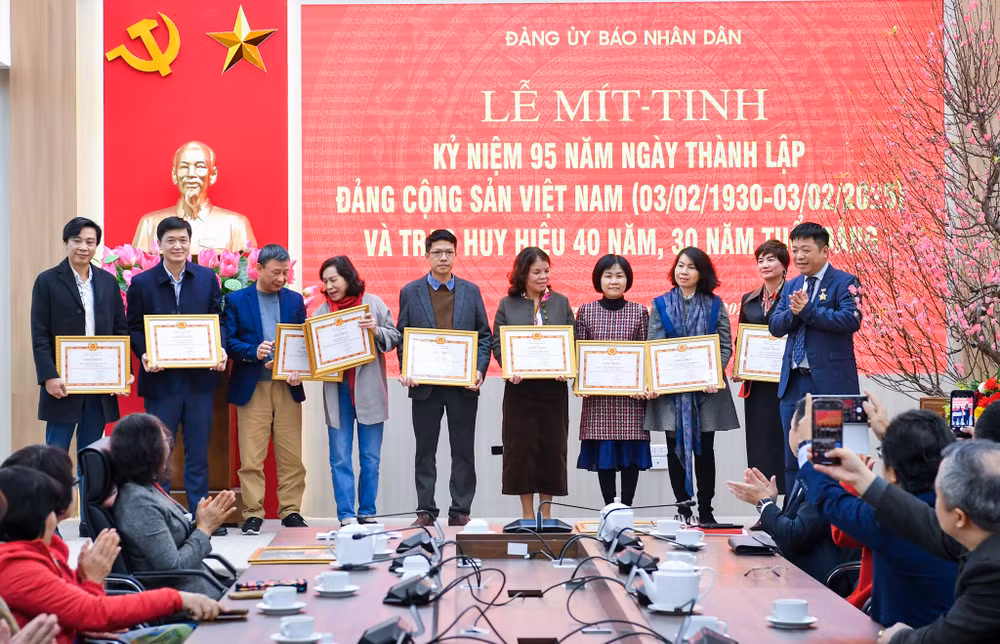 Đồng chí Quế Đình Nguyên, Phó Tổng Biên tập, Phó Bí thư Đảng ủy Báo Nhân Dân trao Giấy khen tặng các đảng viên hoàn thành xuất sắc nhiệm vụ năm 2024. (Ảnh: THÀNH ĐẠT) Đồng chí Quế Đình Nguyên, Phó Tổng Biên tập, Phó Bí thư Đảng ủy Báo Nhân Dân trao Giấy khen tặng các đảng viên hoàn thành xuất sắc nhiệm vụ năm 2024. (Ảnh: THÀNH ĐẠT)