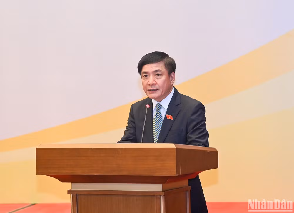 Tổng Thư ký Quốc hội, Chủ nhiệm Văn phòng Quốc hội Bùi Văn Cường trình bày một số nội dung chính của Nghị quyết số 969/NQ-UBTVQH15. (Ảnh: DUY LINH) Tổng Thư ký Quốc hội, Chủ nhiệm Văn phòng Quốc hội Bùi Văn Cường trình bày một số nội dung chính của Nghị quyết số 969/NQ-UBTVQH15. (Ảnh: DUY LINH)