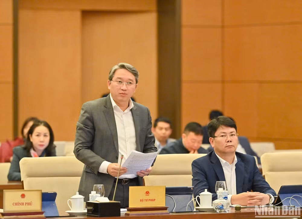 Bộ trưởng Tư pháp Nguyễn Hải Ninh trình bày tờ trình dự án Luật. (Ảnh: DUY LINH)