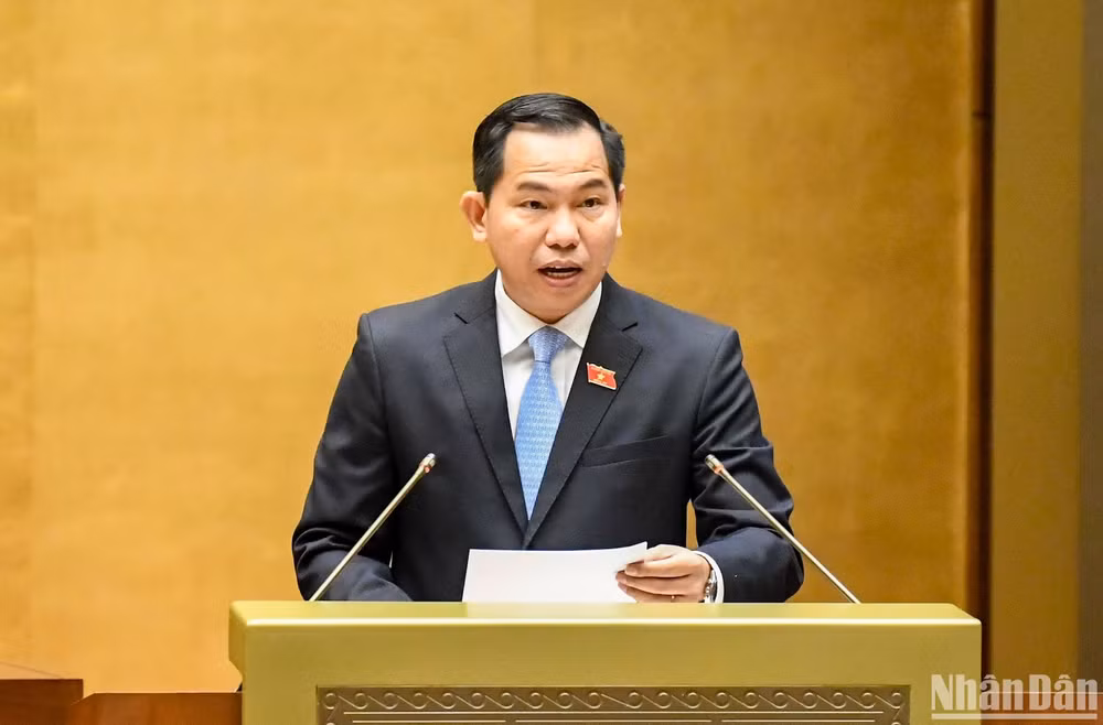 Chủ nhiệm Ủy ban Tài chính, Ngân sách Lê Quang Mạnh trình bày Báo cáo giải trình, tiếp thu, chỉnh lý dự thảo Nghị quyết trước khi Quốc hội biểu quyết thông qua. (Ảnh: DUY LINH)