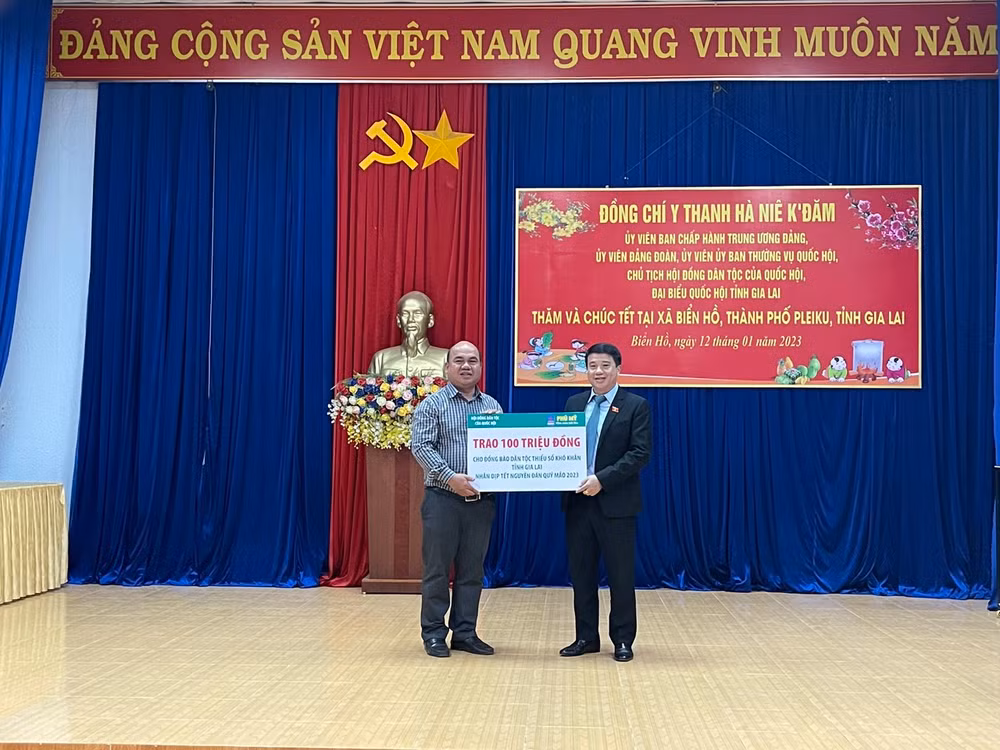 Chủ tịch Hội đồng Dân tộc trao quà tặng đại diện đồng bào dân tộc thiểu số khó khăn ở Gia Lai. Chủ tịch Hội đồng Dân tộc trao quà tặng đại diện đồng bào dân tộc thiểu số khó khăn ở Gia Lai.