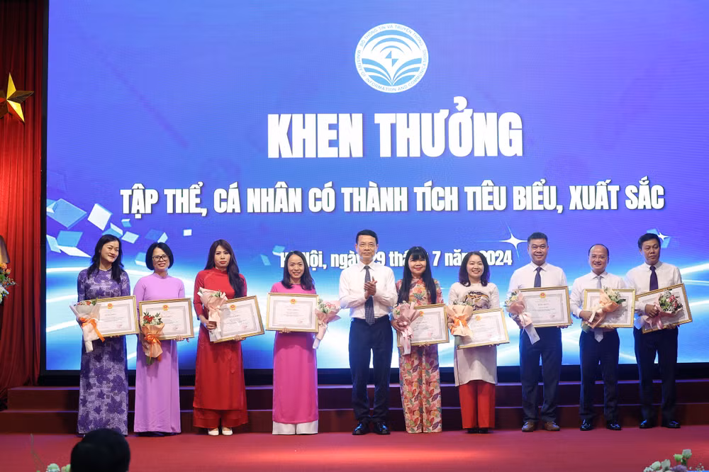 Bộ trưởng Nguyễn Mạnh Hùng trao Bằng khen tặng các tập thể, cá nhân có thành tích xuất sắc trong công tác thông tin, tuyên truyền về ngành thông tin và truyền thông.