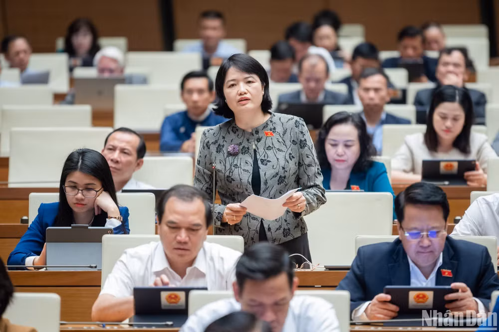 Đại biểu Nguyễn Thị Mai Thoa (đoàn Hải Dương) tham gia ý kiến thảo luận. (Ảnh: DUY LINH)
