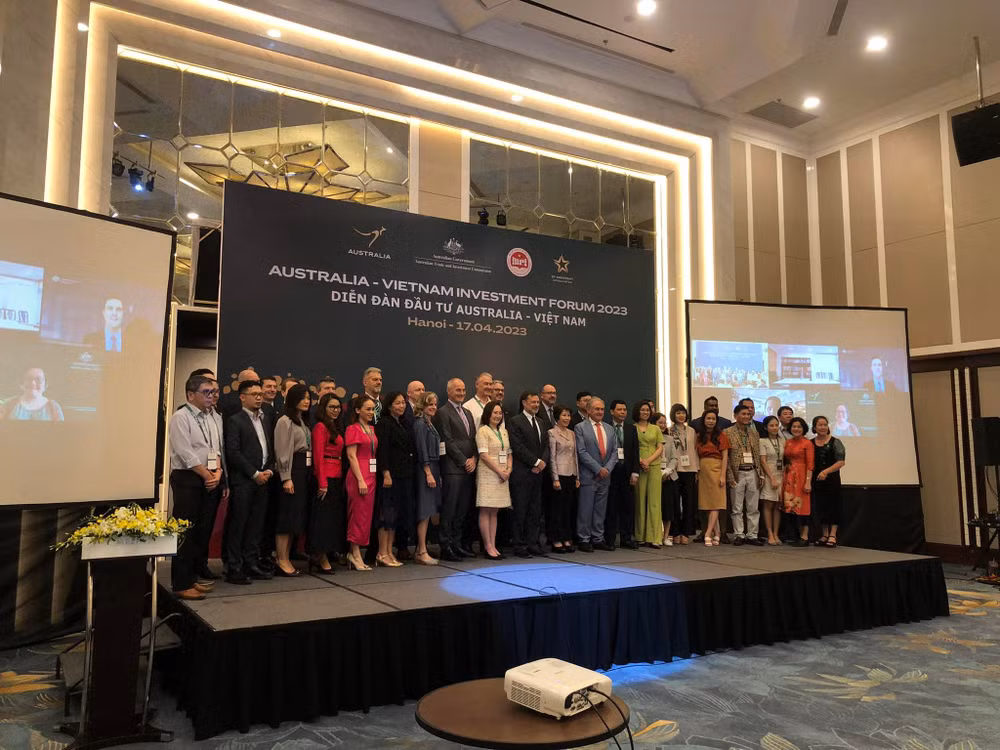Các đại biểu chụp ảnh lưu niệm tại Diễn đàn. Các đại biểu chụp ảnh lưu niệm tại Diễn đàn.