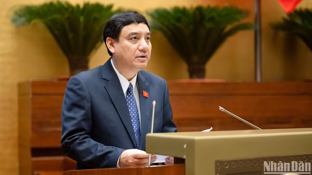 Chủ nhiệm Ủy ban Văn hóa, Giáo dục Nguyễn Đắc Vinh trình bày báo cáo thẩm tra. (Ảnh: THỦY NGUYÊN)