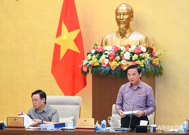 Phó Chủ tịch Quốc hội Nguyễn Khắc Định điều hành phiên họp sáng 20/9. (Ảnh: DUY LINH)