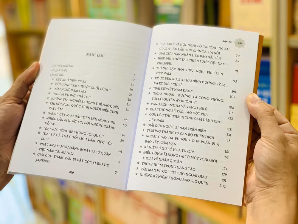 Cuốn sách ghi lại những câu chuyện, tình huống tiêu biểu trong các nhiệm kỳ công tác ngoại giao ở nước ngoài, đúc rút những kinh nghiệm quý báu trong quá trình hoạt động thực tiễn của các đại sứ, những nhà ngoại giao chuyên nghiệp. Cuốn sách ghi lại những câu chuyện, tình huống tiêu biểu trong các nhiệm kỳ công tác ngoại giao ở nước ngoài, đúc rút những kinh nghiệm quý báu trong quá trình hoạt động thực tiễn của các đại sứ, những nhà ngoại giao chuyên nghiệp.