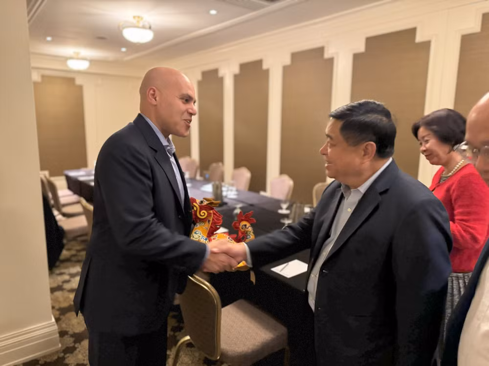 Bộ trưởng Nguyễn Chí Dũng và ông Kareen Ghanem, Giám đốc Quan hệ Chính phủ và Chính sách khu vực công, Tập đoàn Google. Bộ trưởng Nguyễn Chí Dũng và ông Kareen Ghanem, Giám đốc Quan hệ Chính phủ và Chính sách khu vực công, Tập đoàn Google.