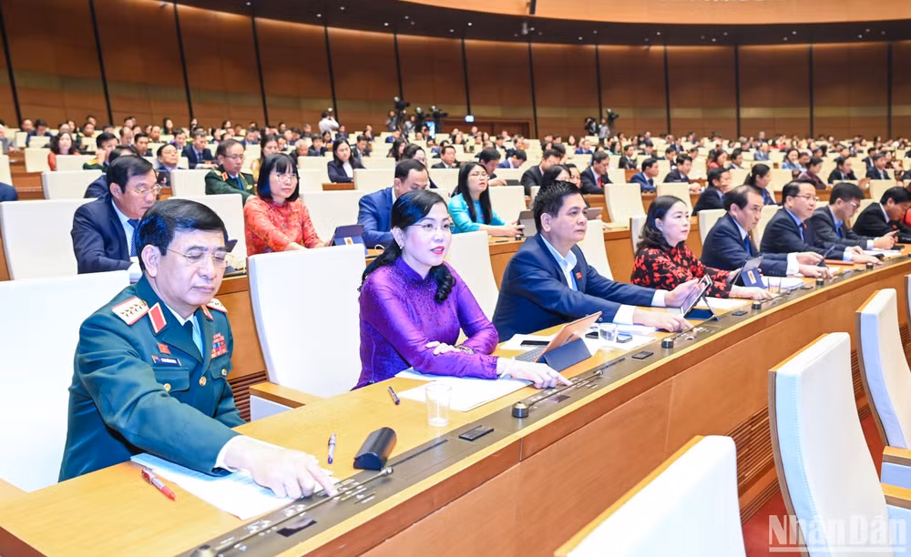 Các đại biểu Quốc hội biểu quyết thông qua Nghị quyết về việc áp dụng thuế thu nhập doanh nghiệp bổ sung theo quy định chống xói mòn cơ sở thuế toàn cầu. (Ảnh: DUY LINH)