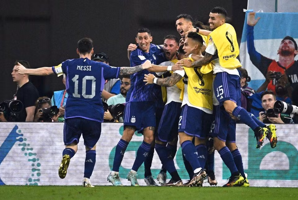 Niềm vui dẫn bàn của các cầu thủ Argentina. (Ảnh: Reuters) Niềm vui dẫn bàn của các cầu thủ Argentina. (Ảnh: Reuters)
