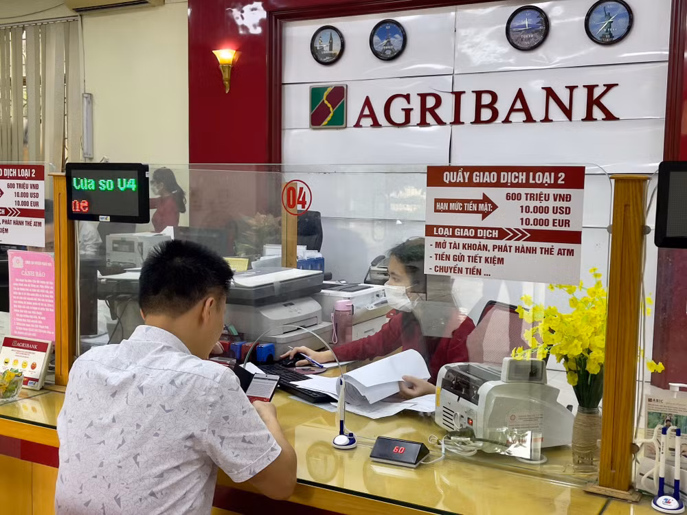 Khách hàng giao dịch tại chi nhánh ngân hàng Agribank.