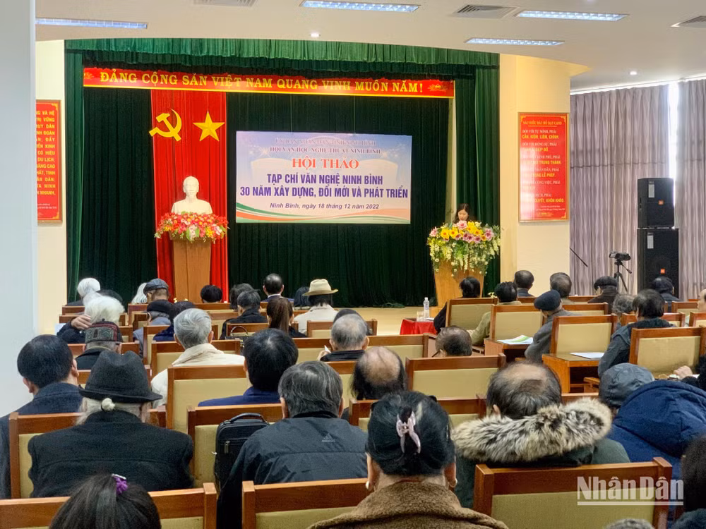 Quang cảnh hội thảo về sự phát triển văn học nghệ thuật ở Ninh Bình.