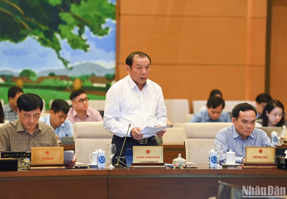 Bộ trưởng Văn hóa, Thể thao và Du lịch Nguyễn Văn Hùng trình bày tờ trình về quyết định chủ trương đầu tư Chương trình mục tiêu quốc gia về phát triển văn hóa giai đoạn 2025-2035. (Ảnh: DUY LINH) 