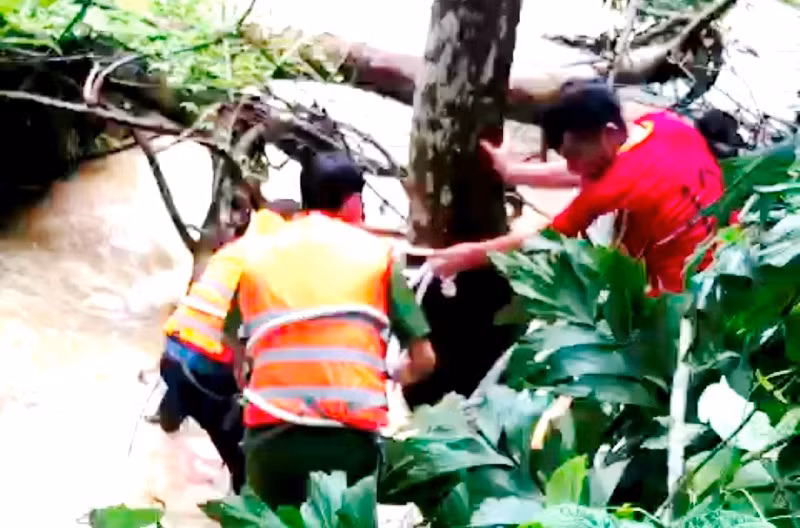 Lực lượng cứu hộ tìm kiếm, trục vớt nạn nhân bị lũ ống cuốn tử vong, tại xã La Pán Tẩn, huyện Mường Khương, tỉnh Lào Cai, sáng 18/8. (Ảnh: TL)