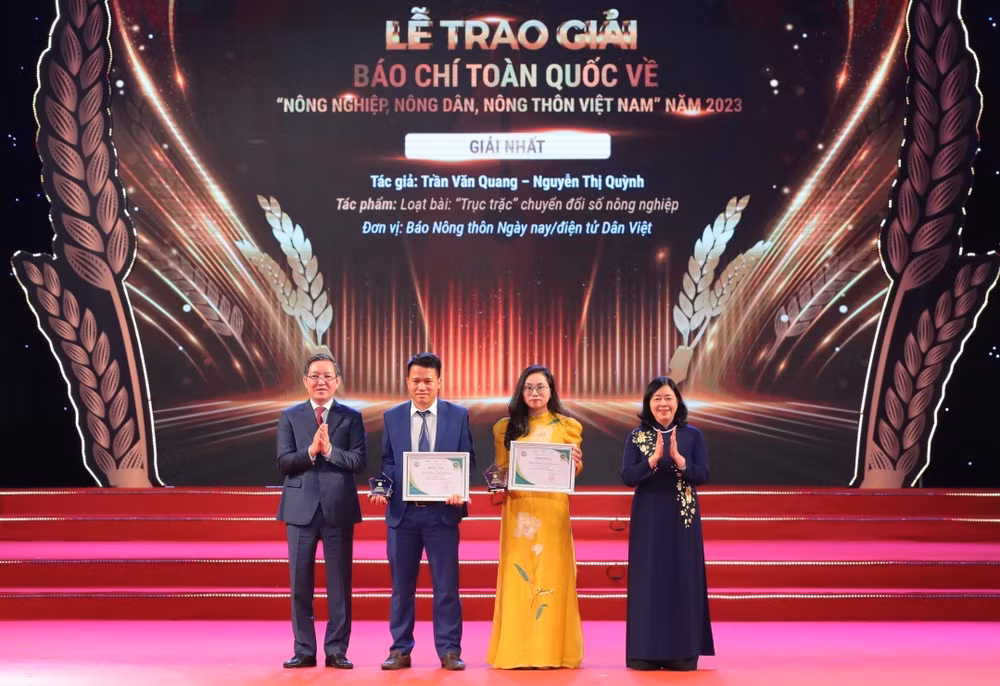Nhóm tác giả đoạt giải Nhất tại Lễ trao Giải báo chí toàn quốc về nông nghiệp, nông dân, nông thôn Việt Nam năm 2023. (Ảnh: TTXVN) Nhóm tác giả đoạt giải Nhất tại Lễ trao Giải báo chí toàn quốc về nông nghiệp, nông dân, nông thôn Việt Nam năm 2023. (Ảnh: TTXVN)