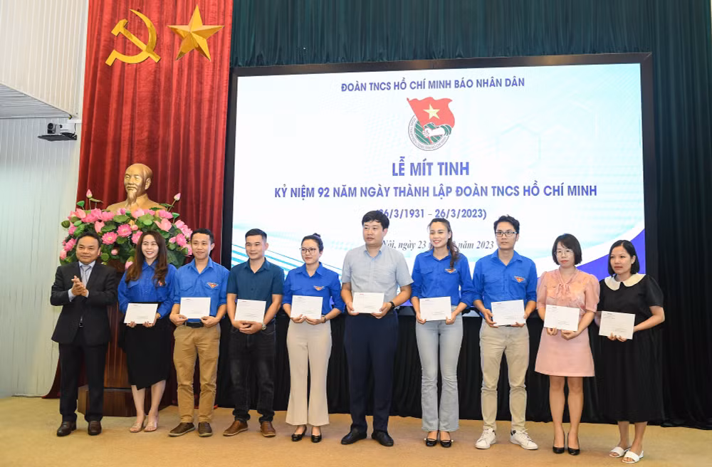 Phó Tổng Biên tập Báo Nhân Dân Đinh Như Hoan trao quyết định và quà tặng các đồng chí trưởng thành Đoàn. (Ảnh: THÀNH ĐẠT) Phó Tổng Biên tập Báo Nhân Dân Đinh Như Hoan trao quyết định và quà tặng các đồng chí trưởng thành Đoàn. (Ảnh: THÀNH ĐẠT)