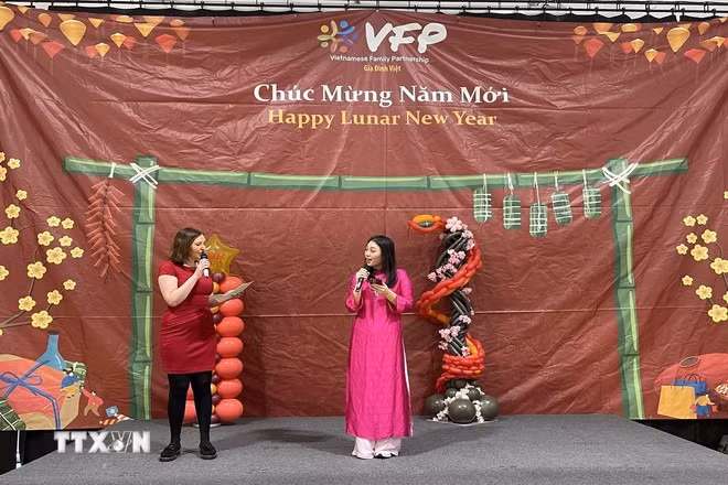 Bà Vicky Foxcroft - nghị sĩ Quốc hội khu vực Lewisham và Deptford phát biểu cảm tưởng tại Tết Cộng đồng 2025. (Ảnh: TTXVN)