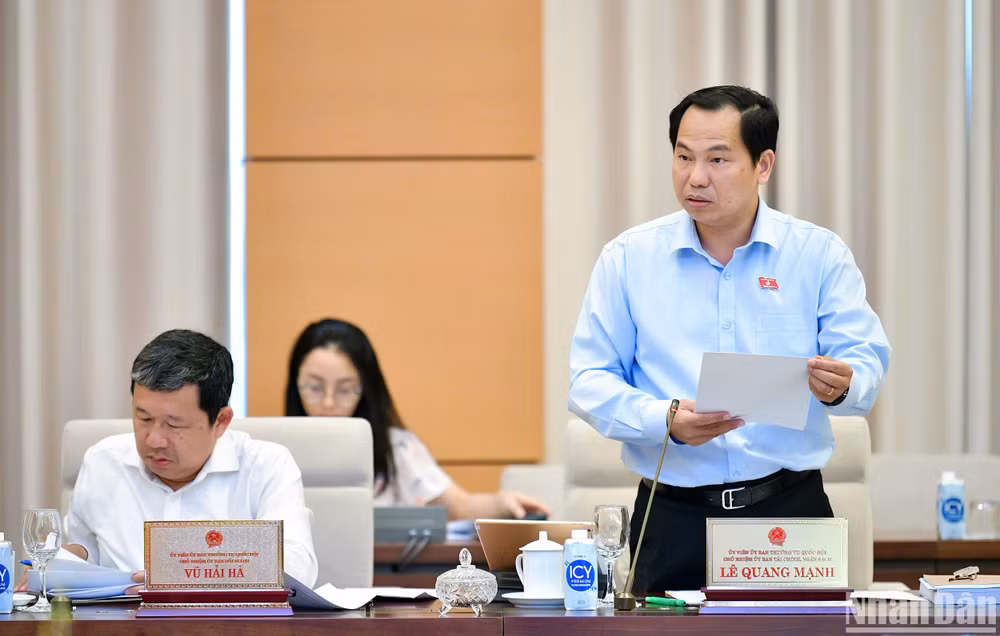 Chủ nhiệm Ủy ban Tài chính, Ngân sách Lê Quang Mạnh trình bày báo cáo thẩm tra về dự án luật. (Ảnh: DUY LINH)