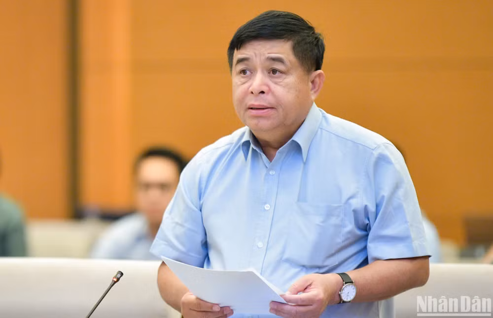 Bộ trưởng Kế hoạch và Đầu tư Nguyễn Chí Dũng trình bày tờ trình tóm tắt dự án Luật Đầu tư công (sửa đổi). (Ảnh: DUY LINH)