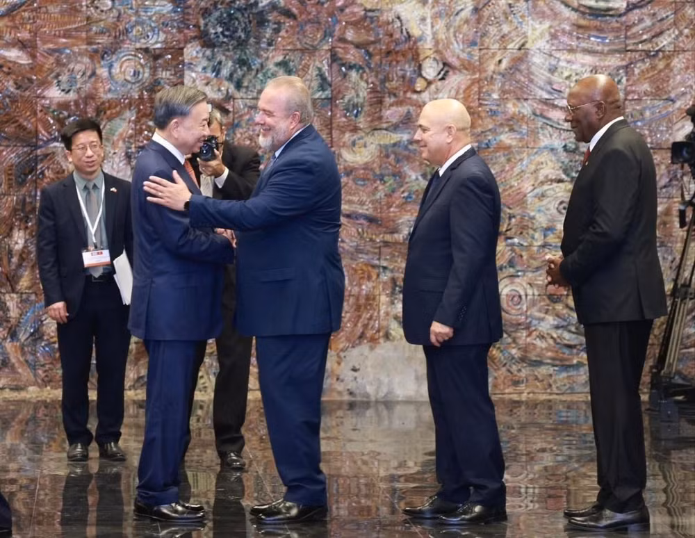 Các đồng chí Lãnh đạo Đảng, Nhà nước Cuba chúc mừng Tổng Bí thư, Chủ tịch nước Tô Lâm. (Ảnh: TTXVN) Các đồng chí Lãnh đạo Đảng, Nhà nước Cuba chúc mừng Tổng Bí thư, Chủ tịch nước Tô Lâm. (Ảnh: TTXVN)