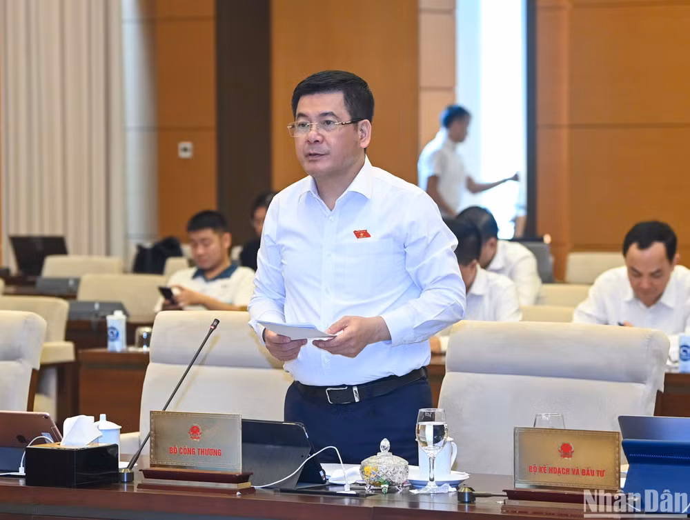 Bộ trưởng Công Thương Nguyễn Hồng Diên trình bày Tờ trình về dự án Luật Hóa chất (sửa đổi). (Ảnh: DUY LINH)