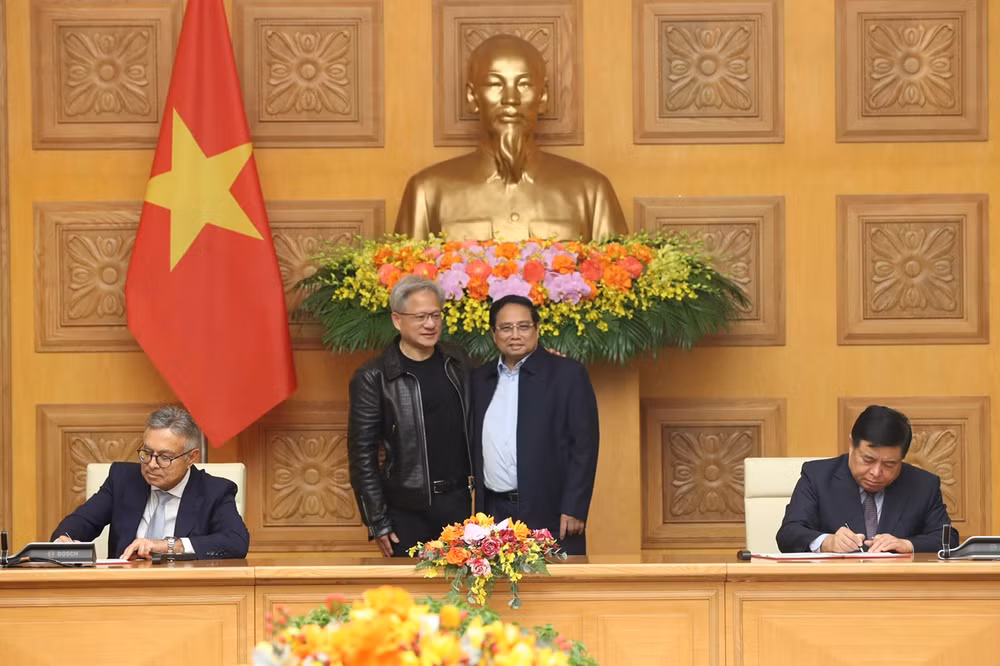 Thủ tướng Phạm Minh Chính và ông Jensen Huang, Chủ tịch, Tổng Giám đốc Tập đoàn NVIDIA (Hoa Kỳ) chứng kiến Lễ ký thỏa thuận hợp tác giữa Chính phủ Việt Nam và Tập đoàn NVIDIA về nghiên cứu và phát triển trí tuệ nhân tạo. (Ảnh: TTXVN) 